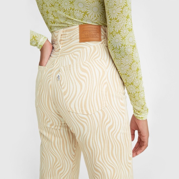 Levi's Ribcage Straight Ankle Jeans in Optic Wavy Heat - Picture 9 of 9